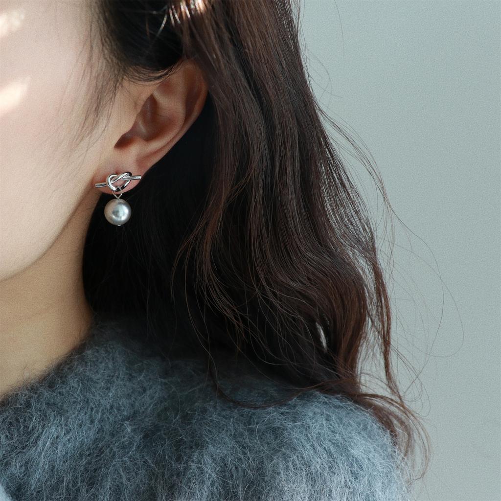Retro artificial pearl earrings women's new popular stud earrings temperament light luxury silver needle unique earrings