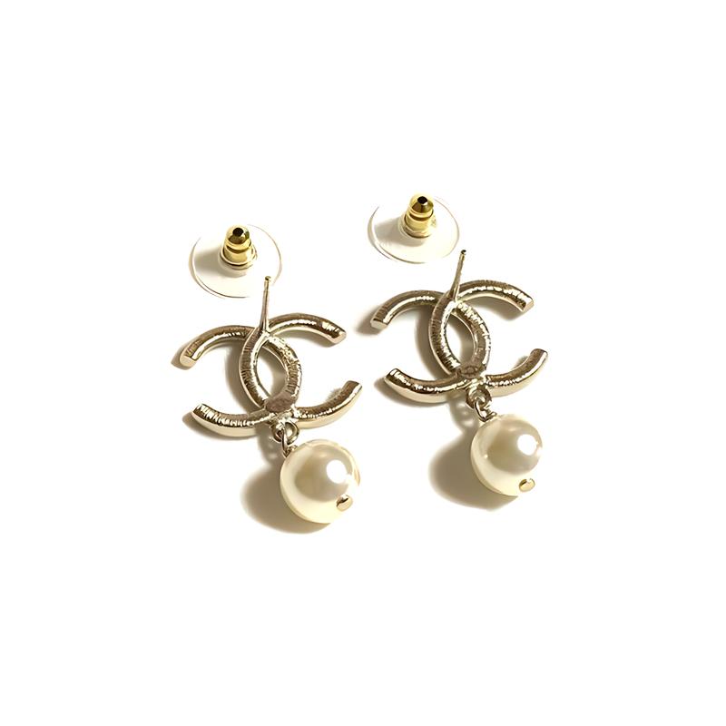 Chanel [Frühlings-Neues Modell 22C] Ohrringe mit großem Doppel-C-Logo und Metallperlen für Damen