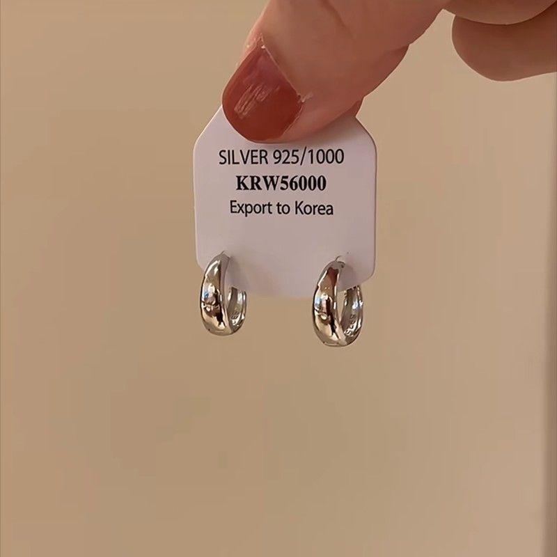 

Минималистичные серебряные серьги-кольца с пигментом из серебра S925, новинка 2025 года, бестселлер, нишевые темпераментные серьги-клипсы, весна и лето, модные Silver Pigment Ring Ear Buckle