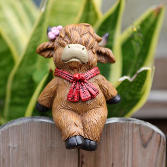 2Pcs Cartoon Highland Cow Figurine Couple Highland Cattle Statue Resin Sculpture Outdoor Garden Flower Pot Hugger Ornament Decoration