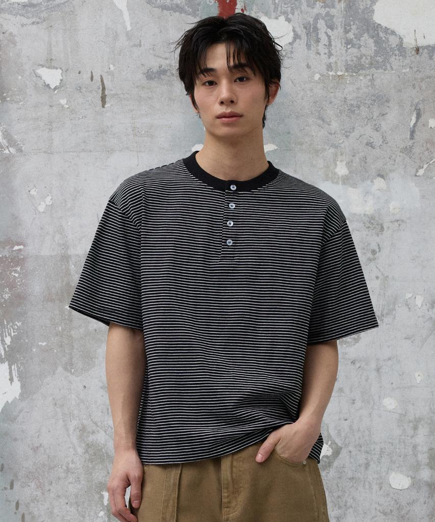 AGOD Roll-Up Snap Henley Neck Striped Half T-Shirt [Black]