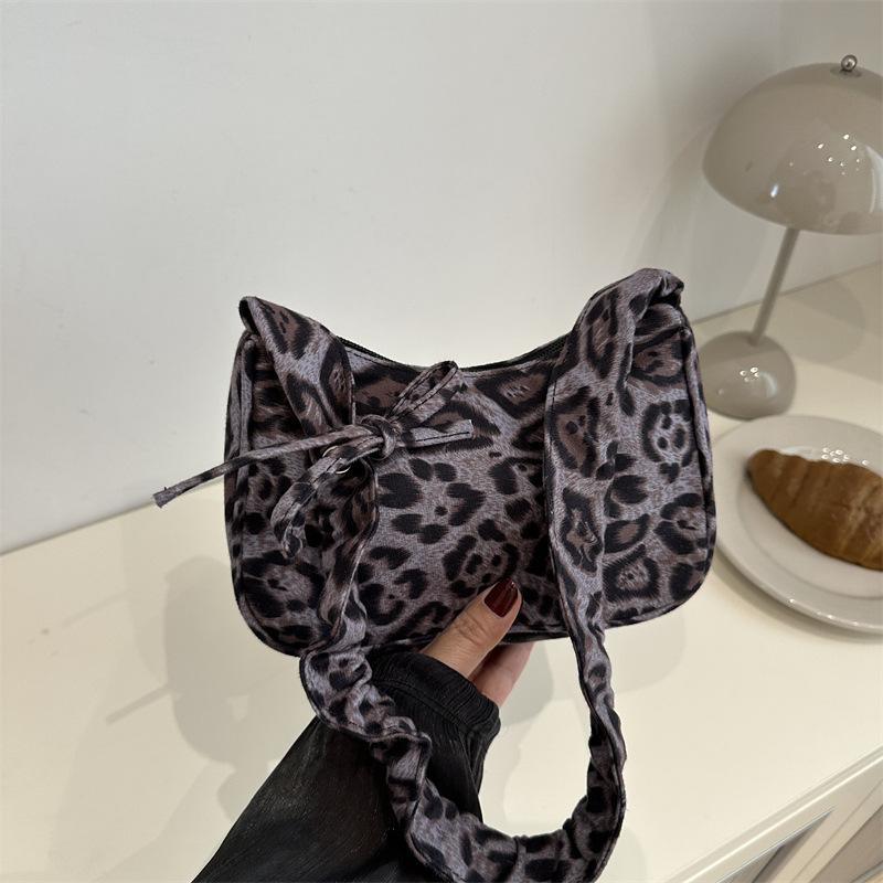 

Korean version of leopard print pleated armpit bag 2025 new autumn and winter premium feeling bag retro shoulder versatile messenger bag