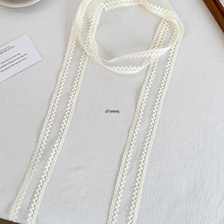 Neues, sanftes Frühlingsoutfit 2025: Langer Seidenschal für Damen mit Spitze, elegantes weißes Halsaccessoire mit Schleife.
