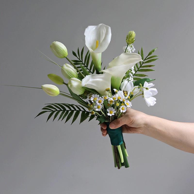 Elegant Handheld Simulation Bouquet: Calla Lilies and Tulips for Weddings, Photography, and Home Decor.