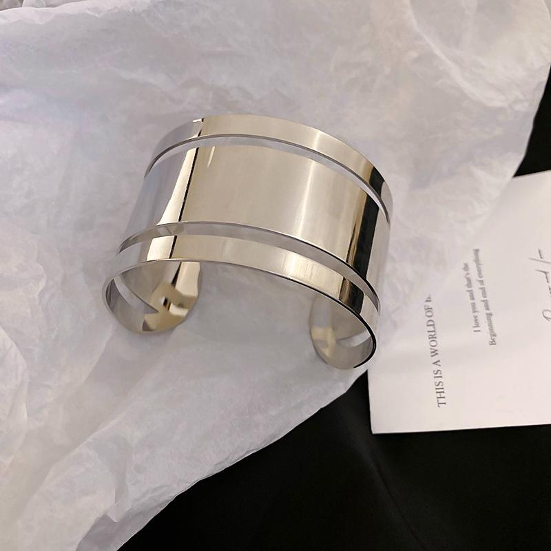 European & American Pleated Metal Bangle: Elegant Cold-Style Bracelet with High-End Luxury Design