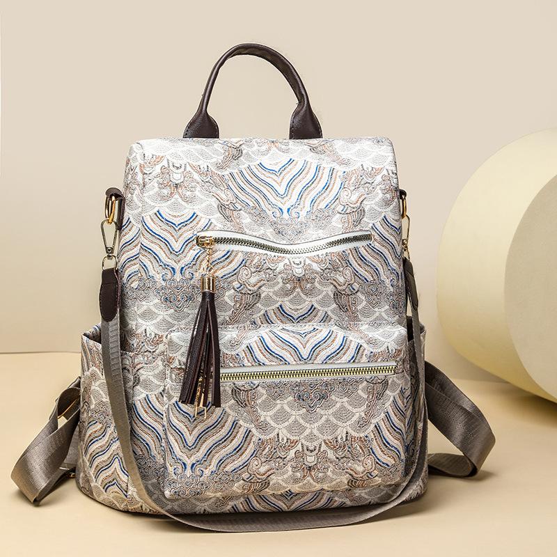 A Simple and Large-capacity Student Backpack for Fashionable Backpacker