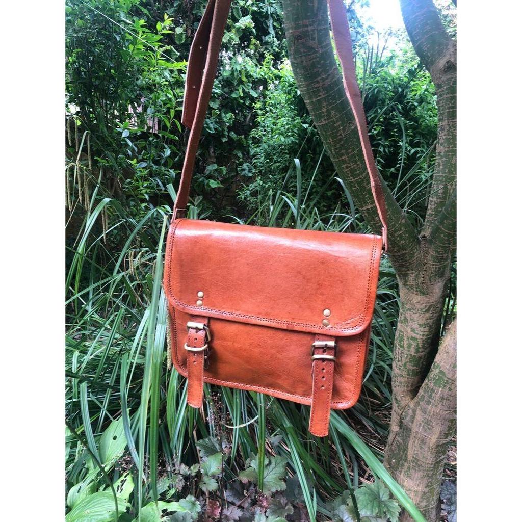 Rustikální messenger taška, stylová kožená pánská taška velikosti iPad, stylová 11” kožená kabelka, dámská kožená crossbody kabelka, fairtrade nosič na ipad