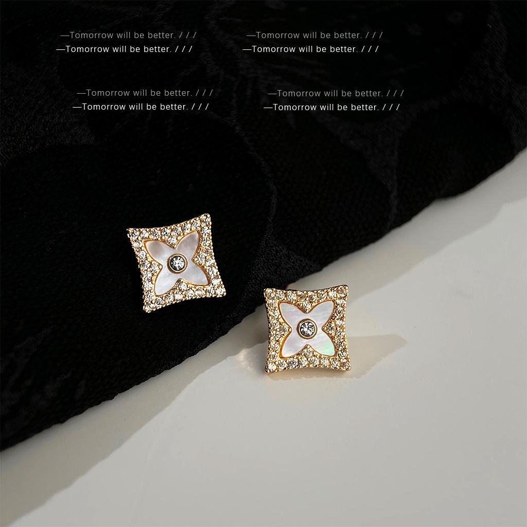Elegant French Seashell Four-Leaf Flower Stud Earrings - Luxurious, Versatile, High-End Design for Women