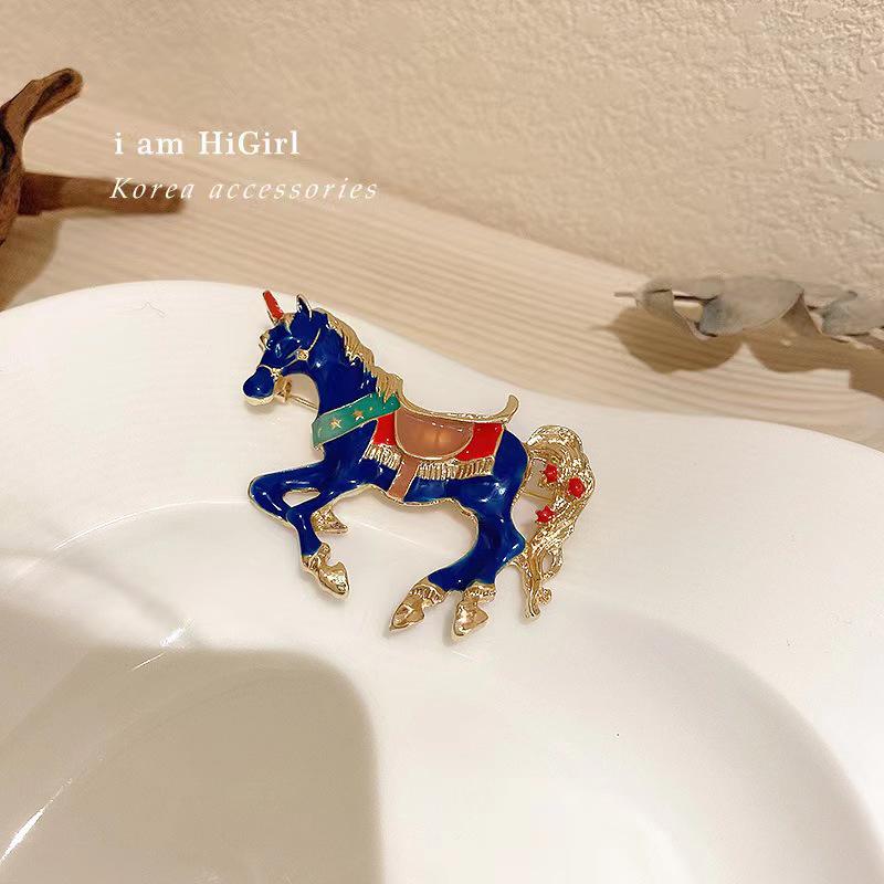 Exquisite Retro European & American Style Brooch: Unique Vintage Fashion Pin for Women - Elegant Oil Drop Design.