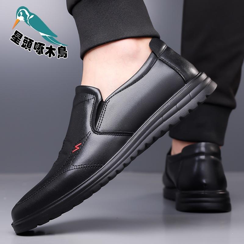 2025 New Men's Daily Casual Leather Shoes Men's Soft-soled Soft Leather Middle-aged Dad Shoes Cover Feet