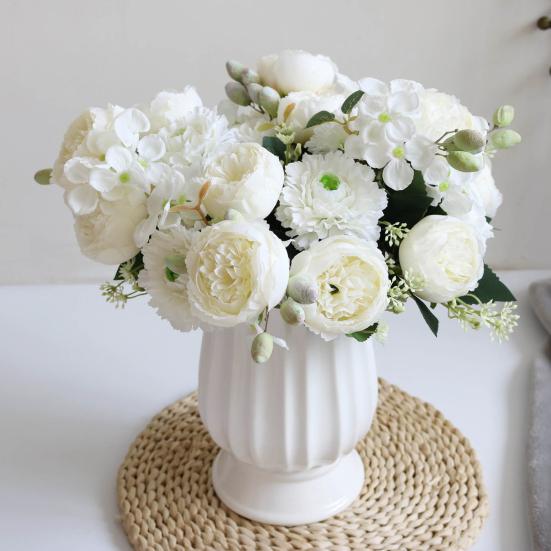 Hortensia artificială practică cu frunze de culoare vibrantă care nu se estompează