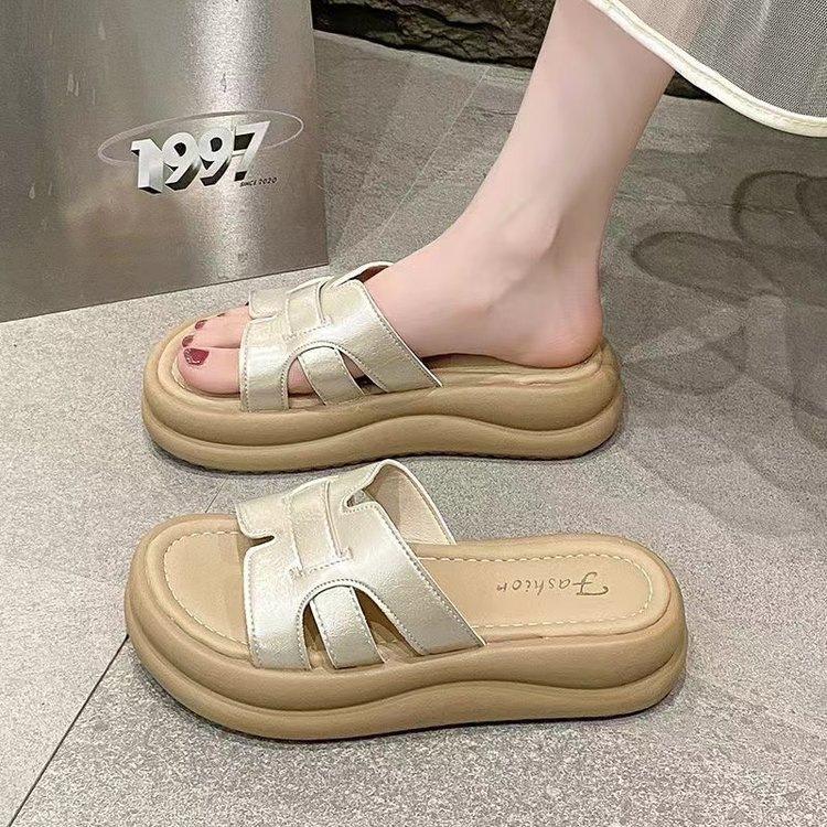 Thick-soled cool slippers for women's summer outer wear 2025 new models with skirts, high-end seaside beach one-word drag, Internet celebrity sandals