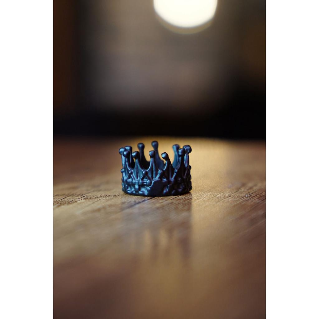 Posrebrzany regulowany pierścionek rycerski z koroną