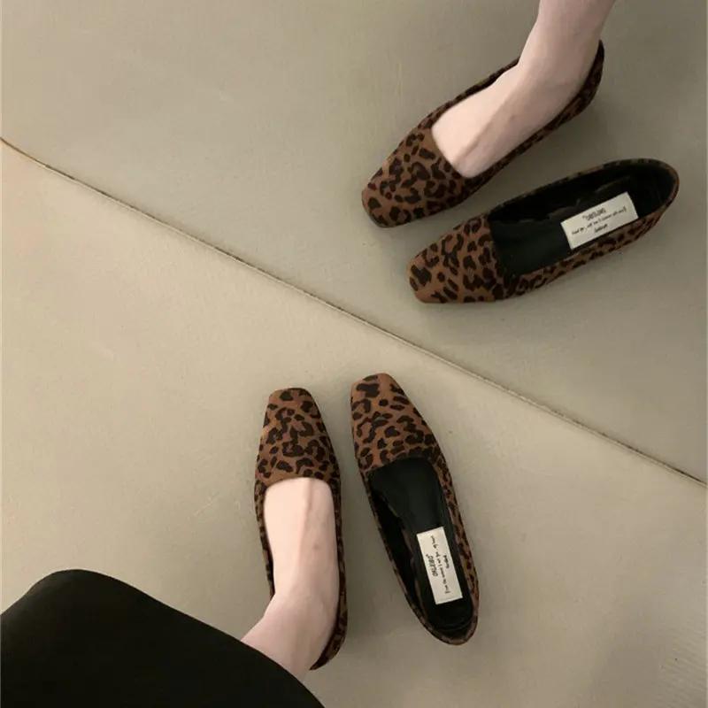 Fashion Retro Red Velvet Flat Shoes for Women 2025 New Spring and Autumn French Leopard Loafers Pattern Women Shoes Ladies
