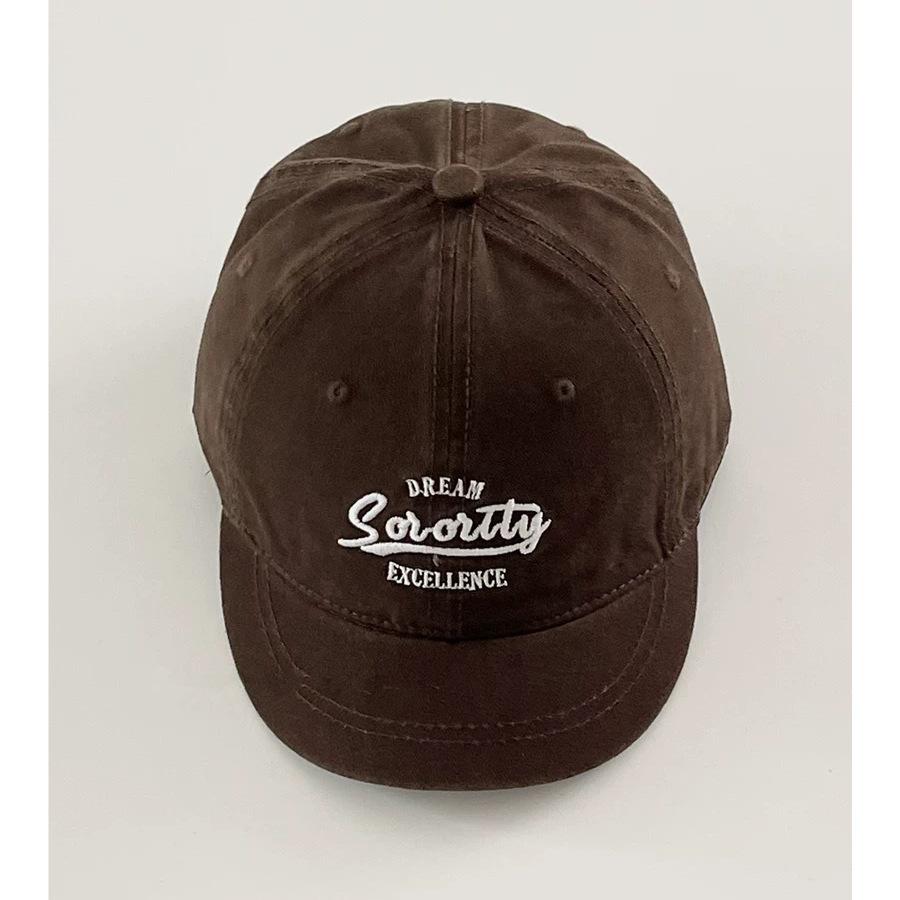 Kort bremmet myk topp brodert topphette kvinne liten langs amerikansk gate trendy merkepar solskjerming baseballcaps som viser lite ansikt