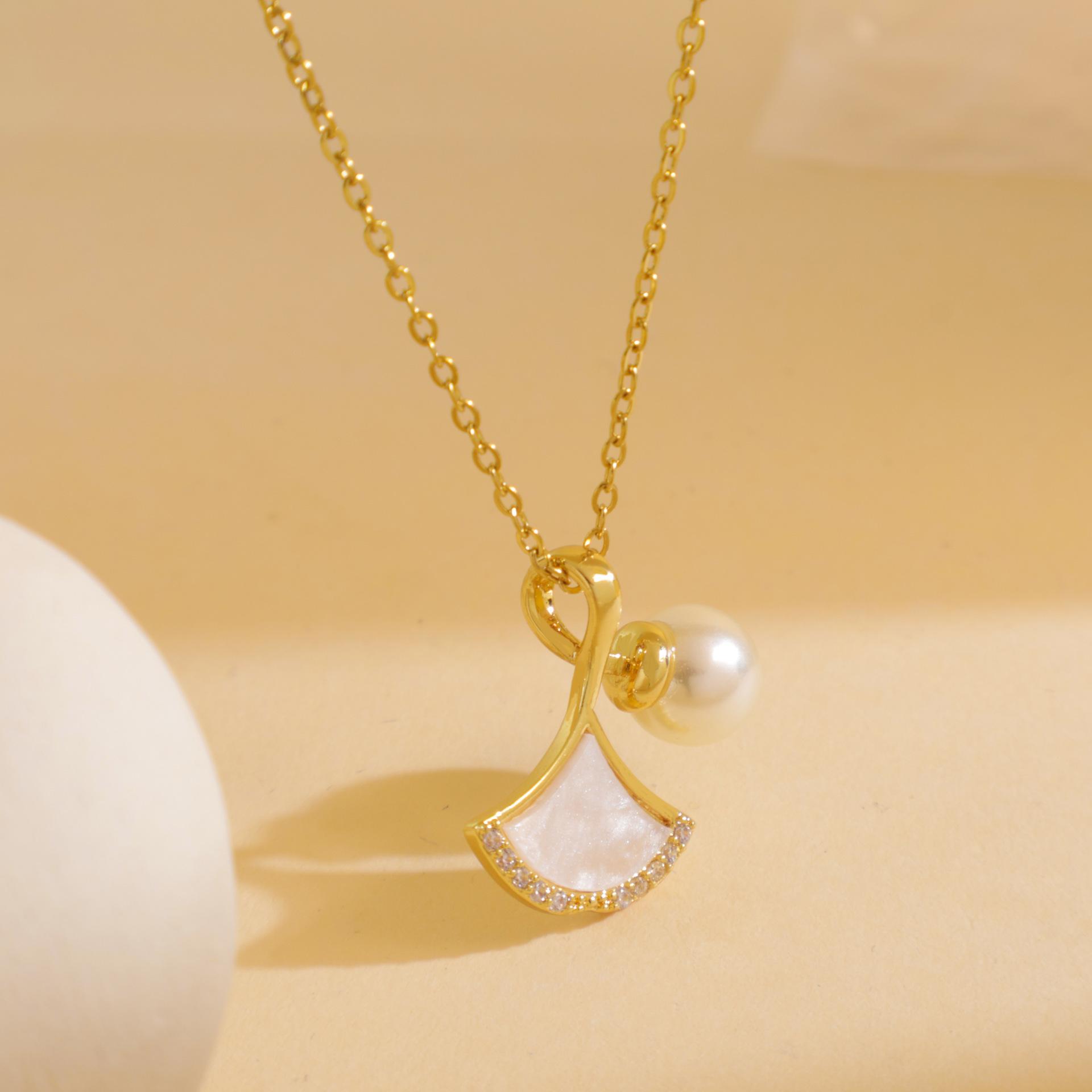 

Necklace Female Niche Design Sense Ginkgo Titanium Steel Necklace Light Luxury High Sense Versatile Non-fading Simple Accessories