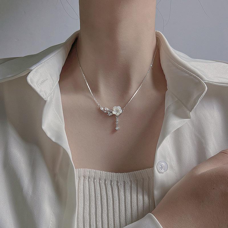 Flower mother shell necklace, women's light luxury niche design, high-end French style, birthday gift for girlfriends
