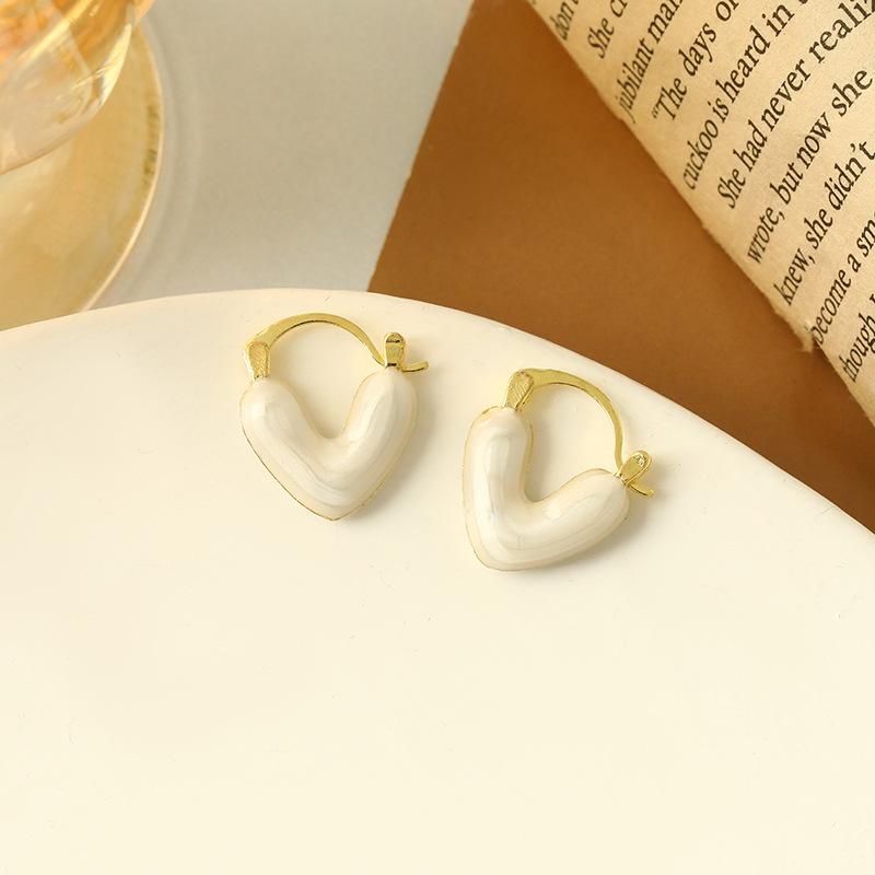 Fresh and sweet white oil dripping heart-shaped love oil dripping ear buckle less design sense earrings wholesale