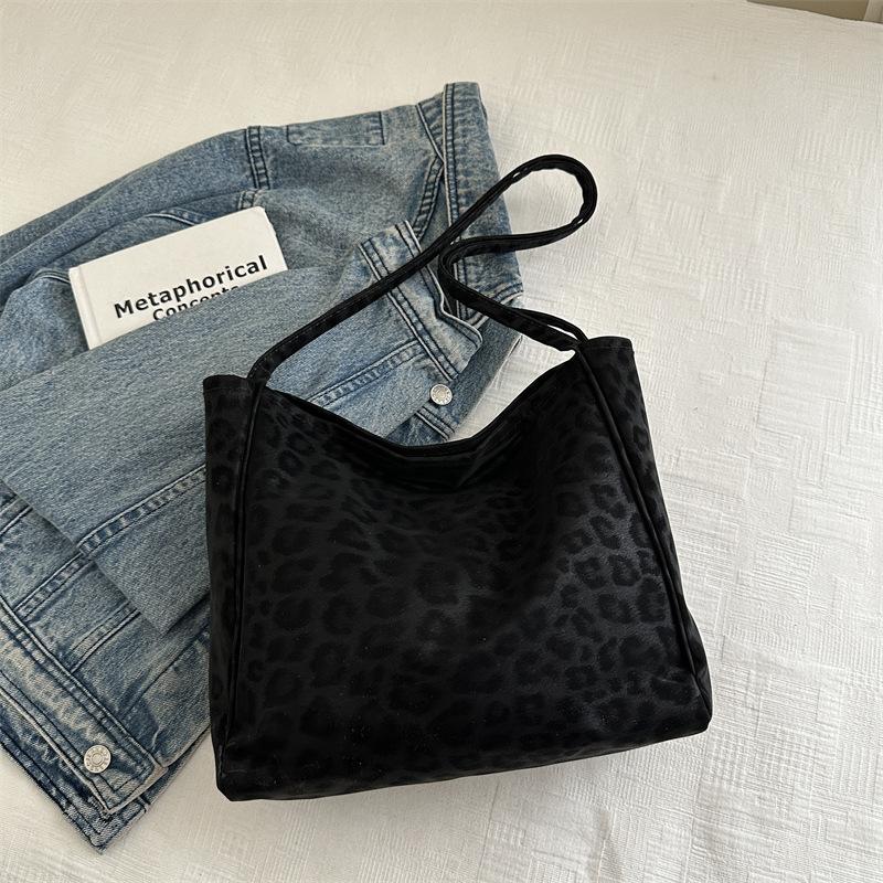 

Vintage large-capacity suede bag women s autumn Sen Meng commuter bucket bag casual tote bag