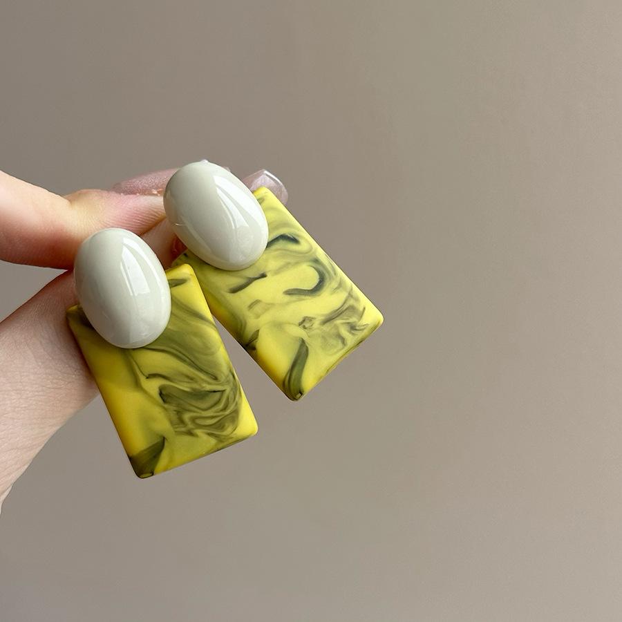 

Двухцветные овальные квадратные серьги, простой и модный дизайн, серьги свежие и подчеркивают лицо, а также маленькие и универсальные серьги.