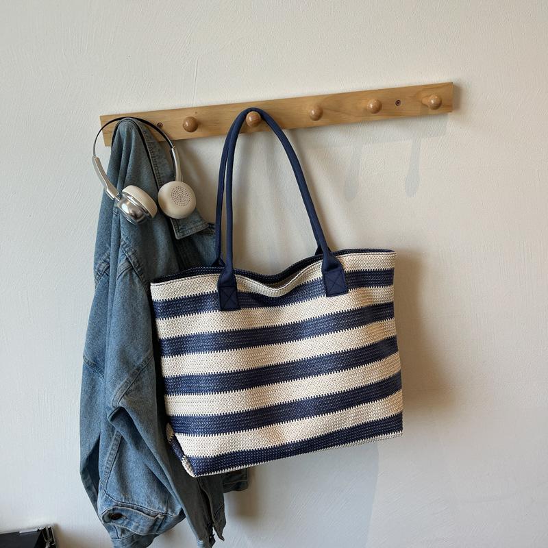 Fashion trend casual simple texture personalized large capacity bag 2025 summer new foreign style women shoulder bag