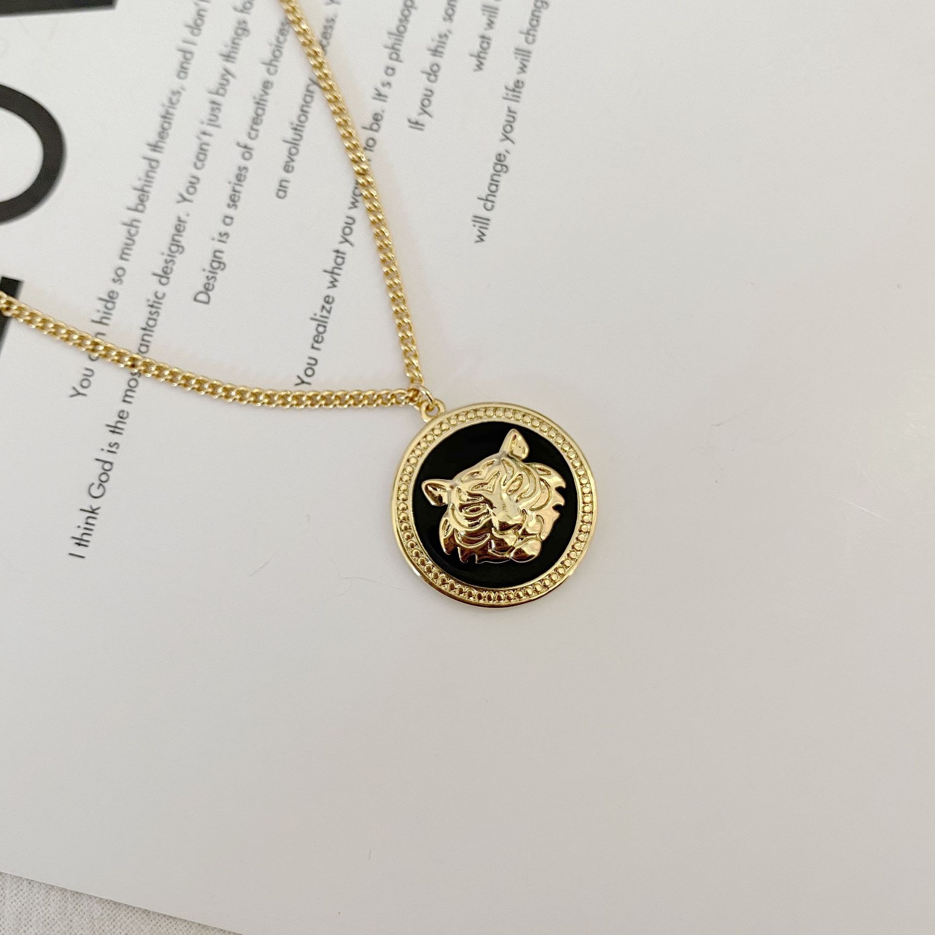 

Новий Рік Тигра, модне намисто для приміських поїздок, покрите міддю, справжнє золото, емаль, глазур, інкрустована головою тигра