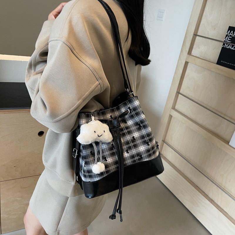 Stylish And Versatile Korean Minimalist Large Capacity Bucket Bag For Summer 2024