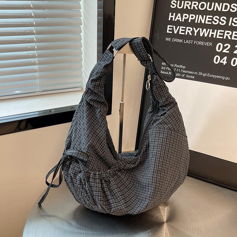 

Literary plaid shoulder bag women s new casual versatile messenger bag large-capacity commuter dumpling bag чёрный