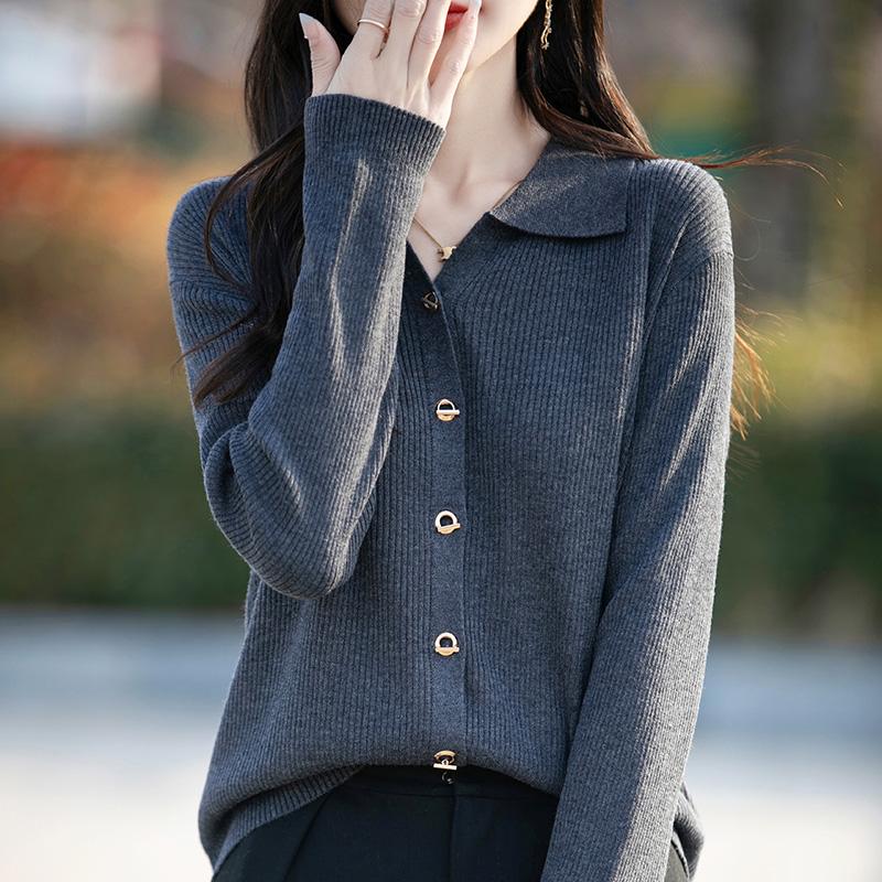 Lekki kardigan damski wykonany w 50% z wełny i w 50% z jedwabiu morwowego – uniwersalny sweter na 4 pory roku zapewniający całoroczny komfort i styl