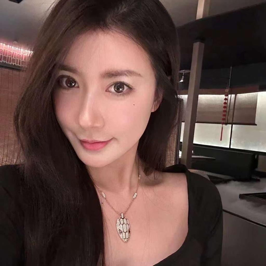 Ju Jingyi and Wu Lei Snake Head Necklace: Diamond-Studded, Gold-Plated V-Clavicle Chain, Exuding Light Luxury and Unique Style.
