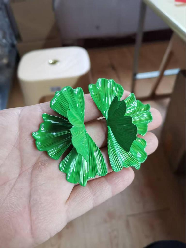 Pendientes Plisados de Hoja de Ginkgo Bohemio: Elegante, Versátil y Llamativo.