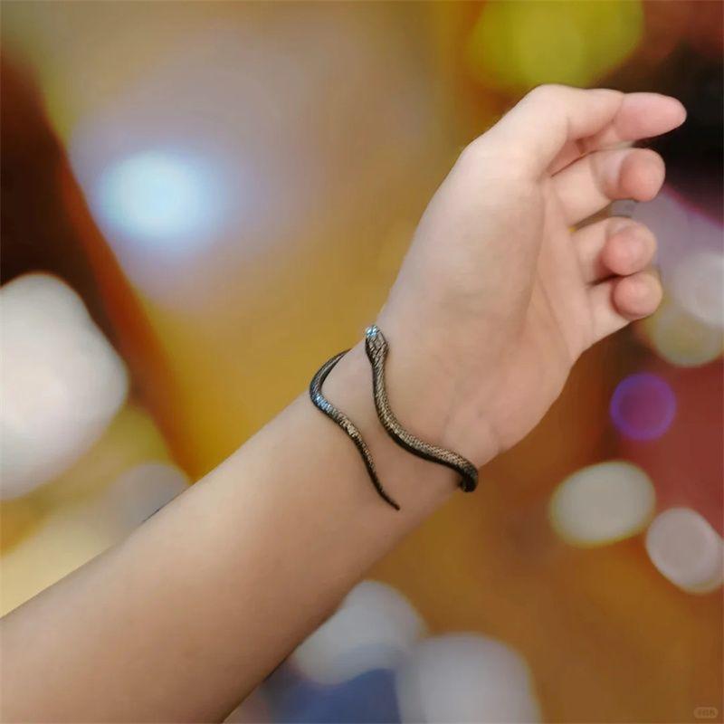 Kleines Schwarzes Schlangenarmband Nische Retro High-End-Sinn Einzigartiges Schlangen-Öffnungs-Verstellbares Armband