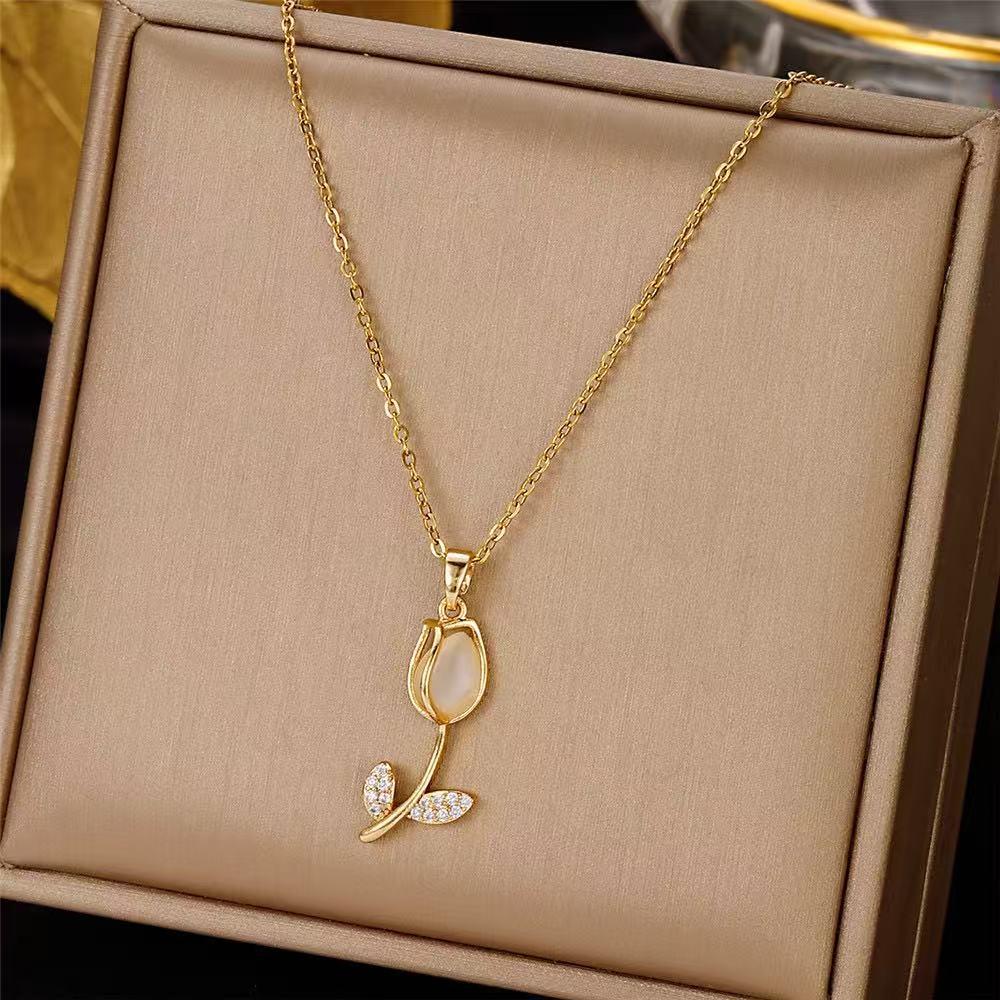 Retro INS Style Multicolor Zircon French Peach Heart Necklace with Diamonds and Titanium Stainless Steel