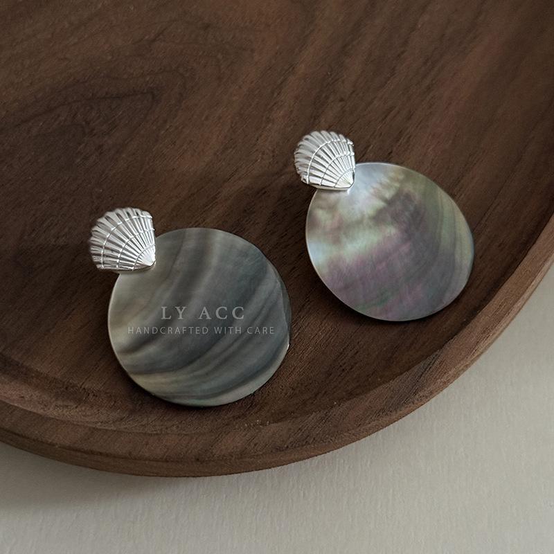 Niche vacation style silver fan black fritillary stud earrings French retro deep sea symphony earrings light luxury daily earrings
