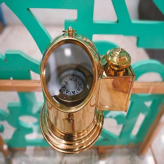 Nautischer Helm Kardanisch aufgehängter Kompass Glänzendes Messing
