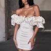 Elegantes schulterfreies Rüschenkleid mit einem Träger, taillierter Passform und hüftumspielendem kurzem Rock