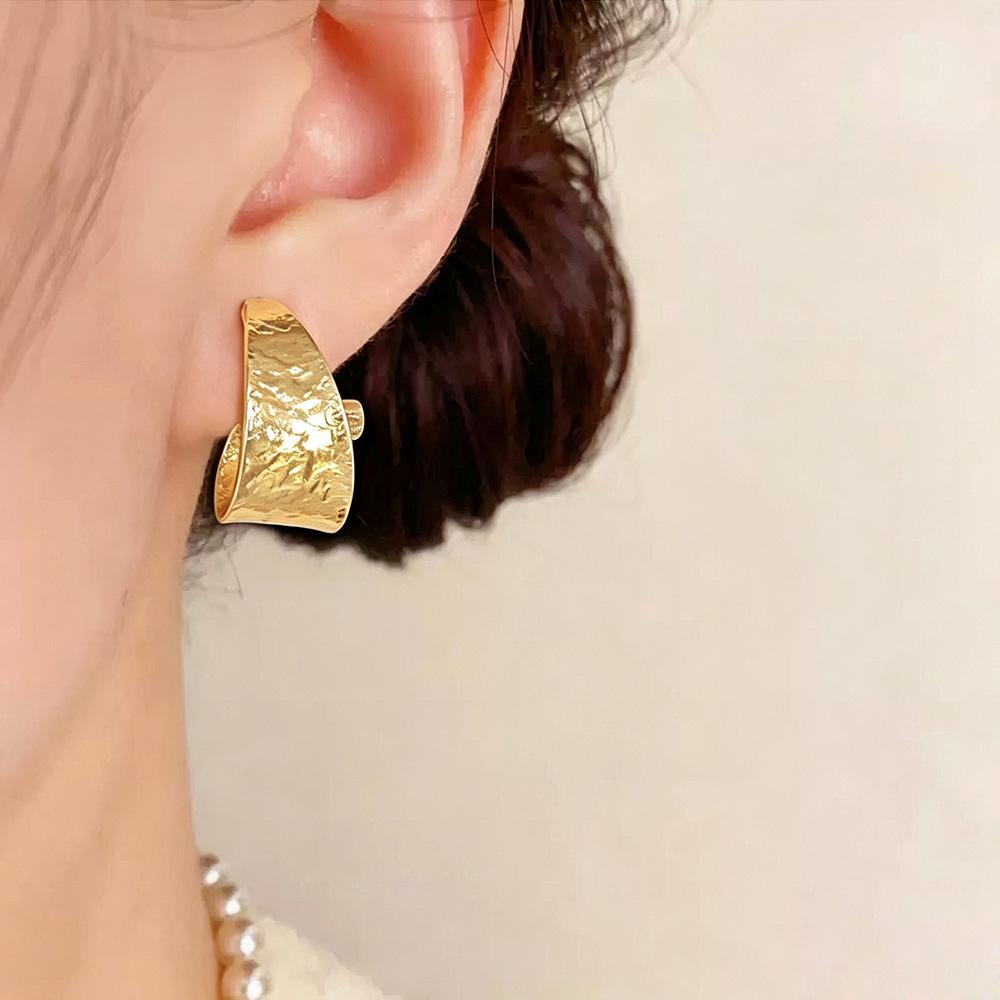 Women's U-Shaped Geometric Light Luxury Earrings - Elegant and Versatile Fashion Jewelry