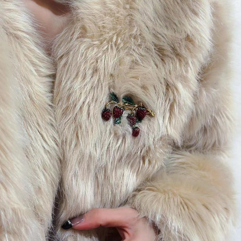 Exquisite Elegant Women Lady Strawberry Cute Fruit Enamel Badges Pin Fashion Idyllic Drop Oil Brooch For Woman Accessories