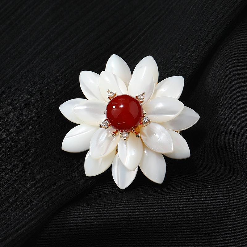 

Брошь из агата камелии, нишевый дизайн, брошь из перламутра, высококлассная роскошная брошь с бахромой, аксессуары для пальто для женщин