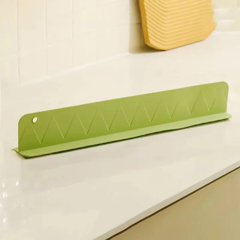 

Sink water barrier (with suction cup design), for use in kitchens and bathrooms, to prevent water splashes. Water barrier
