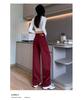 Damen Jeans mit weitem Bein in Traubenlila mit Lederpatch - Trend Frühherbst 2025.