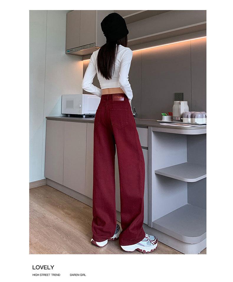 Damen Jeans mit weitem Bein in Traubenlila mit Lederpatch - Trend Frühherbst 2025.