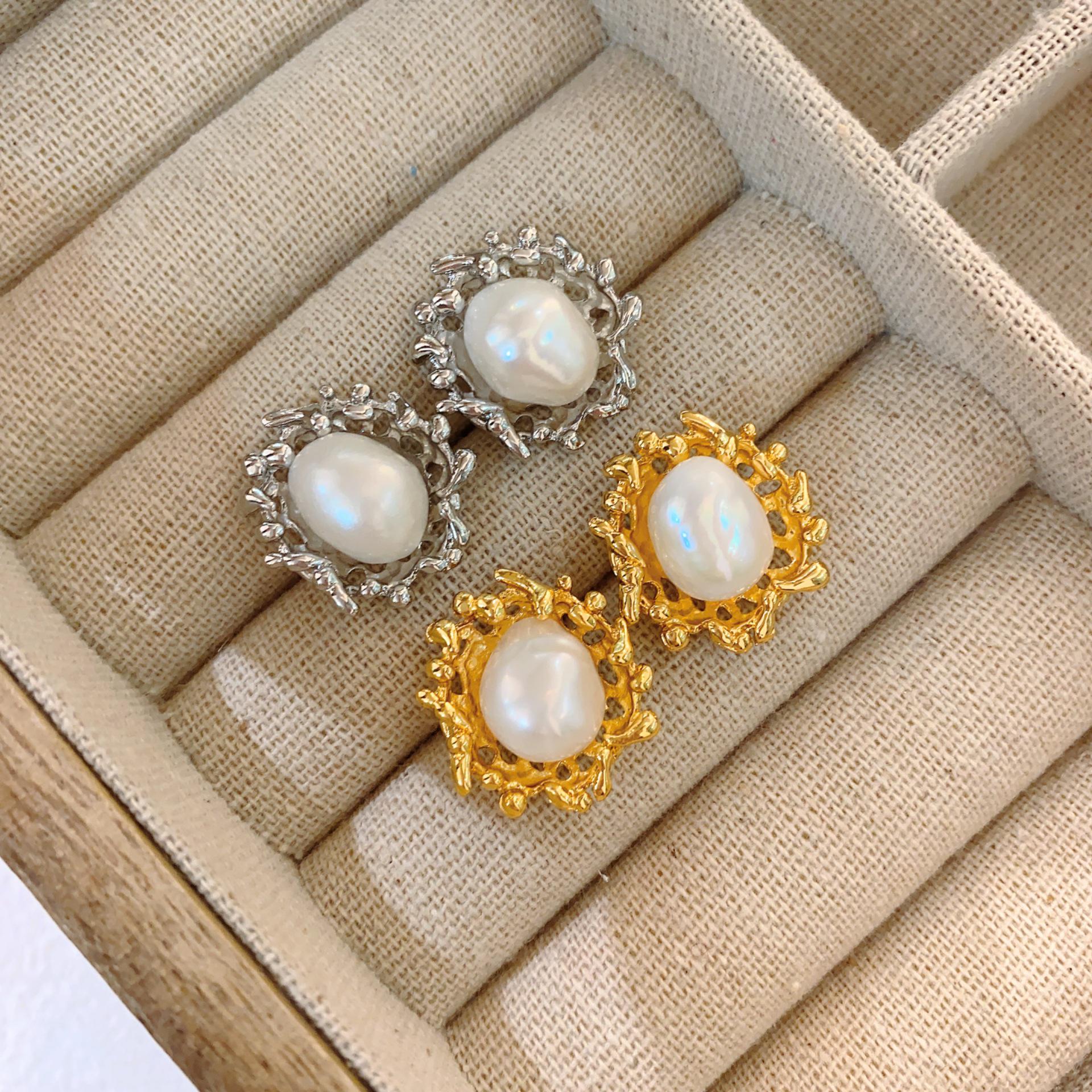 

2025 French Retro Baroque Pearl Stud Earrings: Exquisite High-End Design for Women