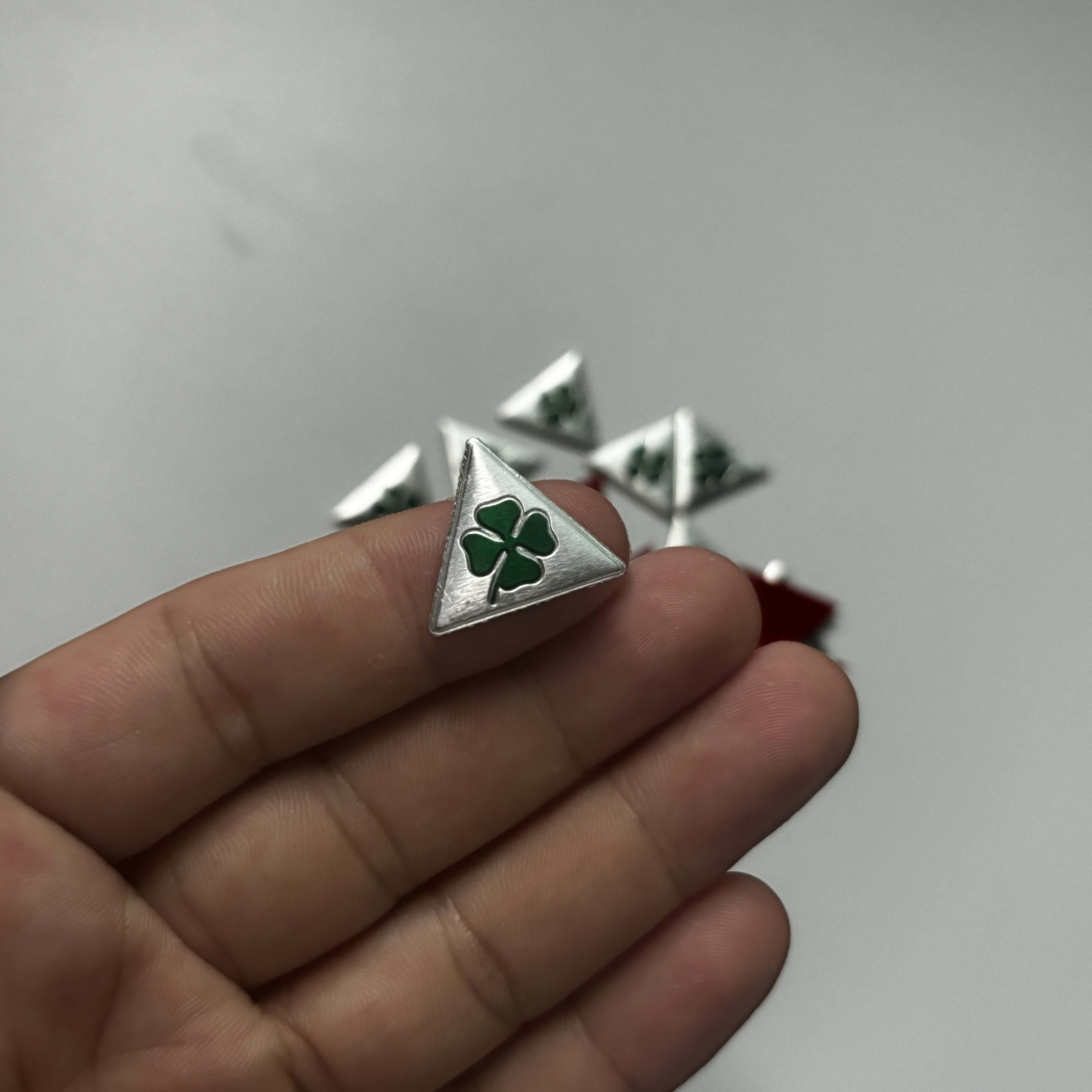 

1pcs Green Four-Leaf Logo, Car Interior Emblem Badge For Giulietta Giulia Spider 147 156 166 159 GT 1pcs