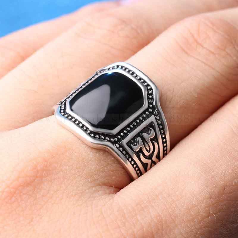 Elegant Fashion Jewelry Ring With Round Black Rhinestone And Curved Engraving For Men