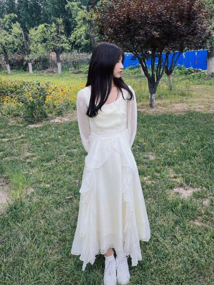 Spot French first love ruffle edge long-sleeved dress women's autumn and winter 2026 new design sense niche waist dress