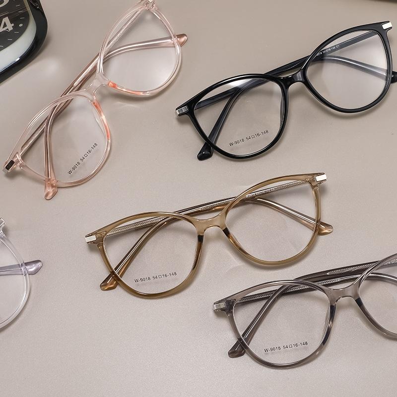 Zhao Ruth Has The Same Cat'S Eye Black Frame Anti-Blue Flat Glasses For Women Without Makeup, And The New Ultra-Light Tr90 Glasses Are Free Shipping.