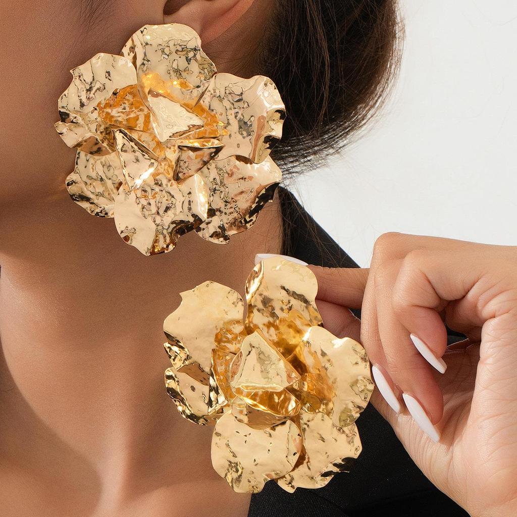 Retro Flower Stud Earrings: Gold 3D Floral Irregular Geometric Design for Women