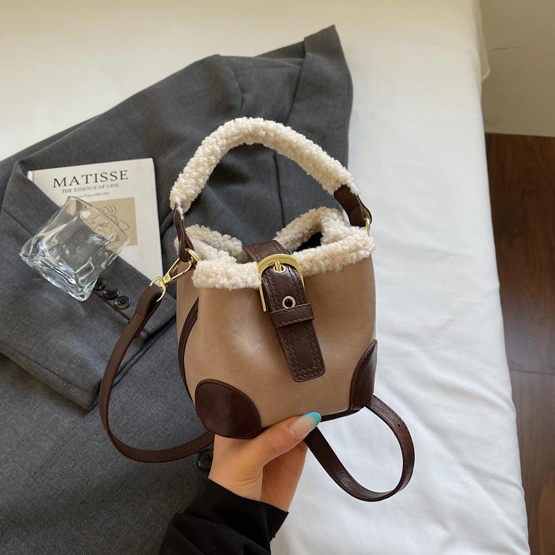 Winter new women's shoulder bag women's casual plush bag bucket bag Mao Mao portable messenger bag