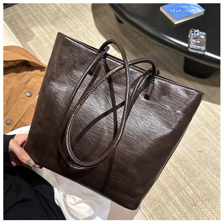 

Korean version handbag women s 2025 new fashion versatile commuter tote bag large capacity simple solid color shoulder bag
